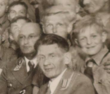 Preview: Foto - Ritterkreuz und DKiG Träger Walter Elflein ?  beim Besuch einer HJ-Gruppe